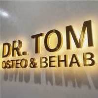 Enseigne lumineuse LED personnalisée avec logo 3D pour entreprise, enseigne lumineuse LED noire mate rétroéclairée en métal doré, acrylique, enseigne lumineuse LED illuminée