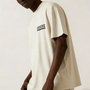 Camiseta de hombre Fere Relaxed Drop Shoulder con estampado de letras a juego en la parte delantera y trasera, de algodón, con gráfico ESS, estilo urbano, con logo ODMt bajo. - Product Image 1