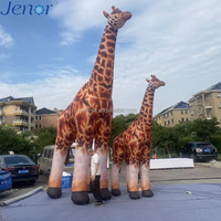 La girafe gonflable peut être personnalisée pour une utilisation dans les zoos, les circuses, les fêtes ou comme décoration publicitaire.