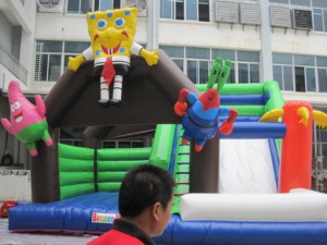 Tobogán Acuático Inflable de Bob Esponja para Niños, para Escalar y Deslizarse, Uso Comercial en Exteriores, Material de PVC, Capacidad de 800 kg, 20 Personas - Product Image 2