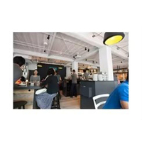 Kiosque de café industriel moderne de 20 pieds en conteneur préfabriqué en acier avec murs en panneaux sandwich pour usage commercial extérieur