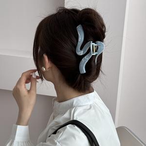 <span class=keywords><strong>2026</strong></span> Accessoires capillaires coréens en gros, Grande pince à cheveux requin, Accessoires à texture encre avec logo personnalisé, Pinces à cheveux pour femmes et filles - Product Image 6