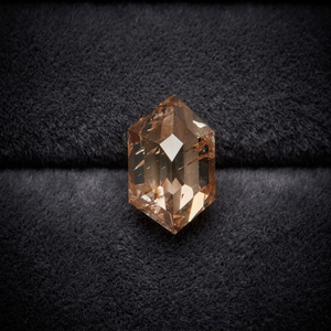 Diamante Cultivado en Laboratorio de 0.76ct, Corte Cojín, Forma Hexagonal, 6.9x4.3x2.8mm, Colores Variados: Rojo/Amarillo/Azul/Rosa/Estrella - Product Image 3