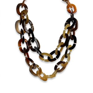 Collier à maillons épais en corne de buffle polie, dégradé brun naturel, bijou statement fait main en corne de buffle naturelle. - Product Image 1