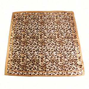 Pañuelo de Cabeza Multifuncional para Mujer con Logotipo Personalizado, Pañuelo de Cuello de Moda para las Cuatro Estaciones, Pañuelo Cuadrado de Satén para Exteriores - Product Image 4