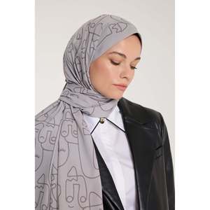 Bufanda Pure Tone con Patrón Marginal, Gris Suave, 100% Poliéster, Larga, con Impresión Digital - Product Image 1