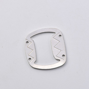 Décapsuleur mural magnétique en fer en forme de requin, argenté plat - Product Image 2