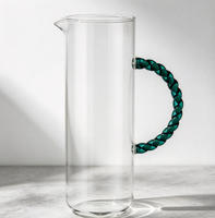Carafe à eau en verre transparent personnalisée en gros avec poignée en spirale pour jus
