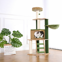 En gros Arbre à chat 141 cm multi-niveaux avec niche en osier, poteaux en sisal, échelle et panier en peluche pour petits espaces OEM ODM