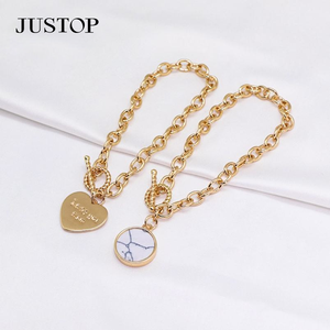 Pulsera de latón chapado en oro para mujer, moderna, con dijes, ágata, ecológica, geométrica, cierre OT, colgante de corazón grabado, textura rugosa - Product Image 5