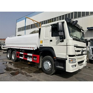 Camión Cisterna de Agua China Sinotruk HOWO 6x4 de 20cbm, Camiones Cisterna con Aspersor en Venta - Product Image 1