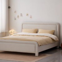 Lit rembourré incurvé de style vintage moderne italien avec cadre en bois pour chambre à coucher