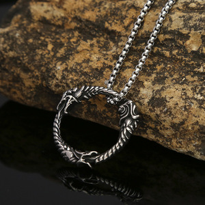 Yunnique – collier avec pendentif tête de loup et dragon en acier inoxydable pour hommes, bijoux en forme d'anneau rond du zodiaque animal, cadeau - Product Image 2