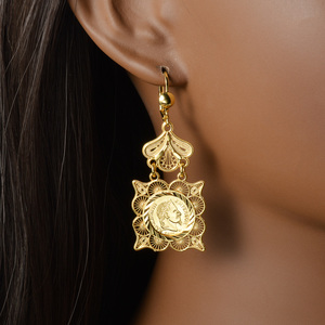 Boucles d'oreilles en gros pour femmes, plaquées or, de qualité supérieure, style filigrane antique, avec pièce de Napoléon en relief, élégantes, longues, pendantes, en métal brillant - Product Image 2