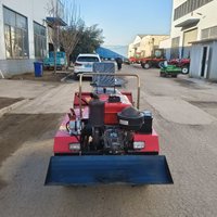 Les tracteurs à quatre roues peuvent être équipés d'autres outils agricoles pour niveler le verger