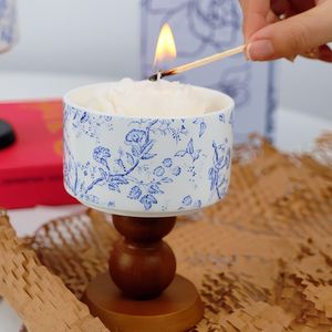 Nouvelle bougie parfumée de luxe française en cire de soja, dans un pot en céramique sur pied, style aromathérapie, avec coupelle à dessert en céramique - Product Image 4