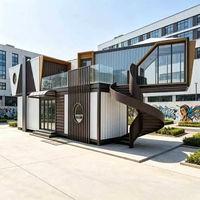 Maison conteneur modulaire détachable à deux étages avec escalier en colimaçon, fenêtre circulaire et écran en bois pour la vie en centre-ville