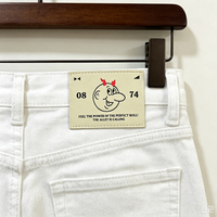 Étiquettes personnalisées en cuir PU écologiques sérigraphiées pour jeans, étiquettes à coudre pour vêtements, vente en gros OEM, faible MOQ