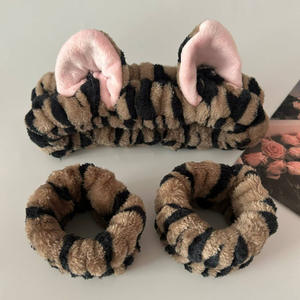 طقم عصابات رأس مخططة ثلاثية الأبعاد بتصميم أذن القط للخريف والشتاء، عصابات شعر ورباط معصم للنساء، مقاومة للرطوبة، مناسبة للمكياج وغسل الوجه والسبا - Product Image 4
