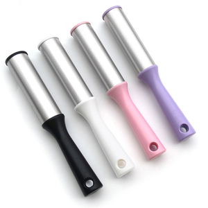 Nuevo limpiador de pies cilíndrico de acero inoxidable y plástico de doble cara con mango largo, portátil y moderno, para eliminar callosidades y piel muerta. - Product Image 1