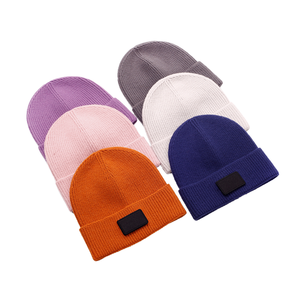 Bonnet d'hiver en acrylique tricoté de luxe pour hommes et femmes, personnalisable avec logo de créateur, doux et confortable pour les voyages - Product Image 1
