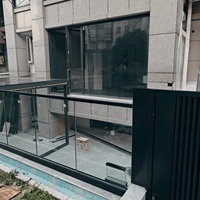 Balustrades et rampes en métal moderne en fer et aluminium avec poteaux en verre, personnalisées, durables, résistantes à l'eau, pour les escaliers de la maison et des entreprises