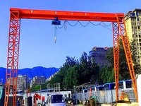Grue portique de type treillis : Équipement de levage stable pour l'industrie extérieure et la manutention de matériaux de construction