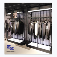 Étagère d'exposition moderne personnalisée avec éclairage LED pour les boutiques de vêtements pour hommes, avec construction en verre et en métal