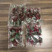 Bouquet de Décoration de Noël Artificielle : Branche de Pin à Aiguilles, Pomme de Pin, Baies Rouges et Flocons de Neige