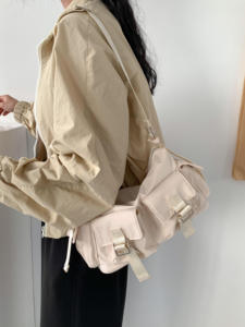 Bolso de hombro impermeable de gran capacidad para mujer, de nailon texturizado, moderno, informal, tipo bandolera. - Product Image 5