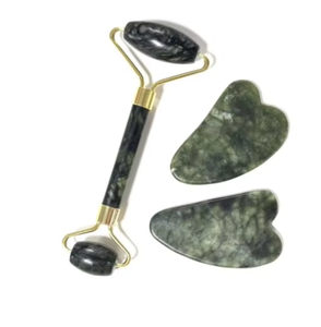 Ensemble d'outils de beauté pour le visage en jade Xiuyan vert foncé : rouleau et Gua Sha - Product Image 6