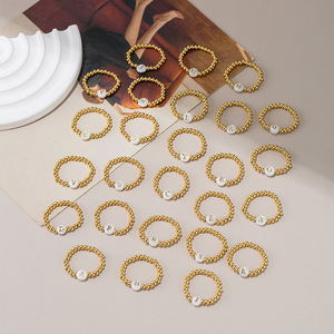 Anillo de cuentas de acero inoxidable chapado en oro de 18 quilates resistente al agua de moda con anillo de letra de concha de piedra natural - Product Image 2