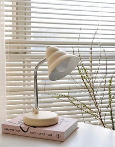 Lámpara de mesa de crema de estilo coreano vintage, luz nocturna de sombra de metal con cuerpo de hierro ecológico para dormitorio infantil, eléctrica para uso en habitación - Product Image 1