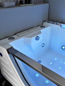 Bañera acrílica de lujo de estilo europeo con TV Baño de hidromasaje para 2 personas para hoteles Delantal blanco instalado - Product Image 3