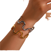 En gros, Bracelets ouverts tendance à motif géométrique ondulé, en métal lisse, irréguliers et originaux