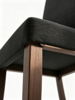 Chaise de salle à manger noire au design moderne, pieds en bois massif foncé, construction robuste, certifiée BSCI, garantie 1 an, pour la maison ou le bar