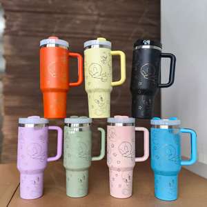 Nuova Tazza Termica da Auto da 40 Oz, di Tendenza, in Acciaio Inossidabile Inciso, <span class=keywords><strong>con</strong></span> Manico e Coperchio <span class=keywords><strong>con</strong></span> <span class=keywords><strong>Beccuccio</strong></span>, Personalizzabile - Modello 2026 di Grande Successo - Product Image 4