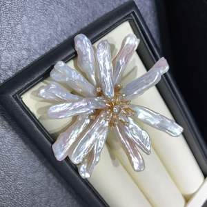 Broche en perles d'eau douce de style baroque haut de gamme, faite à la main, élégante, luxe léger, fleur de poitrine haut de gamme, vente en gros et au détail - Product Image 3