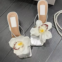 Sandales de plage pour femmes avec boucles en forme de papillon et décorations florales, style bohème.