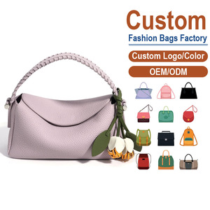 Sac à bandoulière en cuir tressé grain litchi de qualité supérieure pour femme, sac à main tressé fait main avec une exquise breloque fleur en cuir - Product Image 1