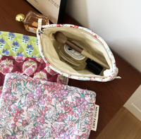 Tas Makeup Portabel Motif Bunga Merah Tua Gaya Retro, Clutch Genggam Berlapis, Tas Penyimpanan Persegi dengan Ritsleting, Tas Perlengkapan Mandi Estetis