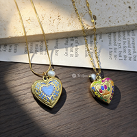 Collier en acier inoxydable étanche et anti-ternissement avec perle naturelle d'eau douce colorée, pendentif ouvrable à thème de Noël et chaîne réglable
