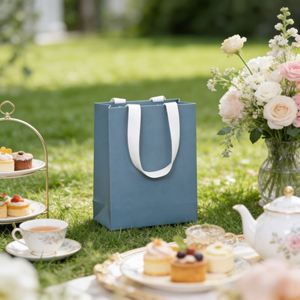 Sac en papier bleu pliable pour le commerce de détail, avec poignée en coton recyclé et design perforé à rivets, personnalisable - Product Image 4