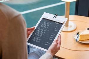Panneau de menu en contreplaqué aux tons chauds pour restaurants, cafés, bars, avec anneaux métalliques pour contenir les menus de <span class=keywords><strong>restaurant</strong></span>, les cartes des vins, les spécials <span class=keywords><strong>du</strong></span> <span class=keywords><strong>jour</strong></span> - Product Image 4