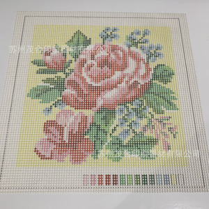 Patrón de punto de cruz con diseño de flor de rosa sobre lienzo cuadriculado para decoración del hogar y manualidades - Product Image 1