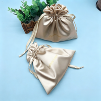 Vente en gros de pochettes à cordon en tissu de satin de soie de couleur bonbon, imprimées avec logo personnalisé, différentes tailles, sac à bijoux
