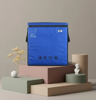 Glacière isotherme en nylon avec motif lettres, alliant performance thermique de type glacière rigide et design portable léger