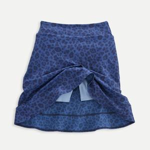 Jupes de golf de créateur en denim d'hiver, ajustées, légères, à volants néon, à bords festonnés, avec effet ventre plat - Product Image 6