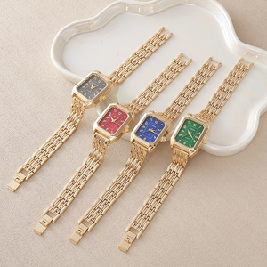 LP35 Accessoires de mode et bijoux, Ensemble de 2 montres à quartz pour femme, <span class=keywords><strong>montre</strong></span>-<span class=keywords><strong>bracelet</strong></span> carrée dorée en métal économique avec <span class=keywords><strong>bracelet</strong></span> en diamant - Product Image 2