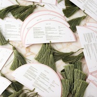 Maßgefertigte Zweifarbige Halbkreis-Menükarte mit Passender Quaste für Minimalistische Romantische Hochzeiten & Edle Tischdekoration